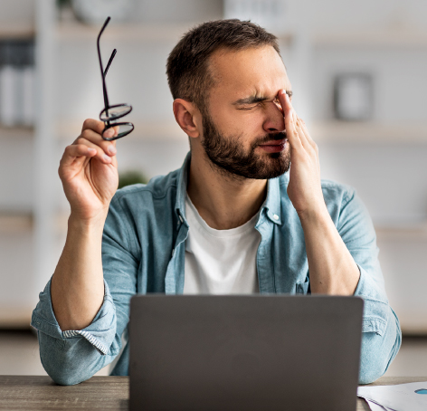 hombre frotandose los ojos en senal de cansancio
