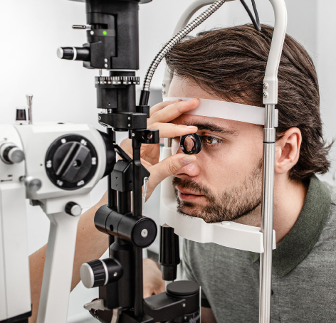 paciente recibiendo examen de los ojos de retinologo