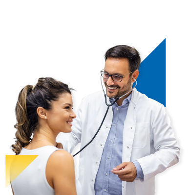 doctor usando estetoscopio en paciente