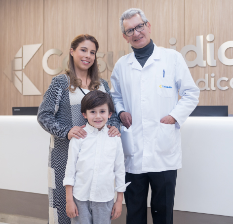 familia feliz junto a doctor del plan complementario colsubsidio