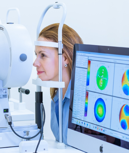 paciente haciendose un examen en camara retinal