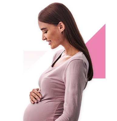 mujer embarazada tocando su barriga