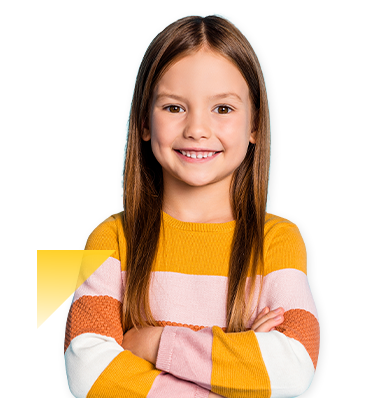 nina sonriendo con los brazos cruzados