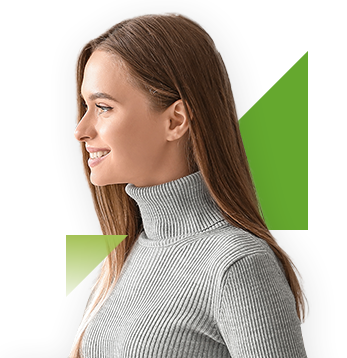 mujer sonriendo de perfil