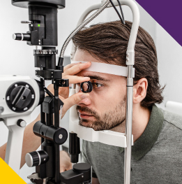 paciente recibiendo examen de los ojos de retinologo
