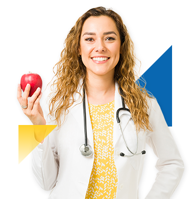 doctora sosteniendo una manzana roja