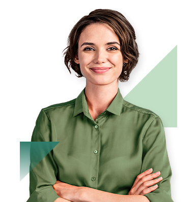 mujer de cabello corto y camisa verde con los brazos cruzados