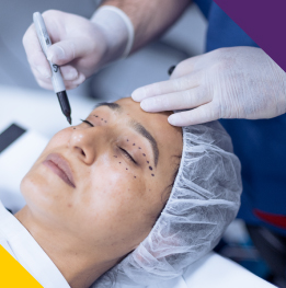 mujer recibiendo oculoplastia