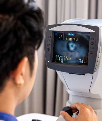 doctor haciendo ecografia ocular