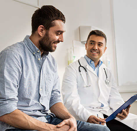 doctor mostrando resultados de chequeo medico a paciente