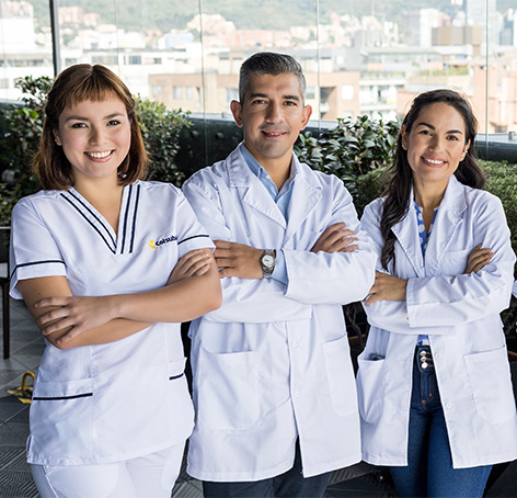 tres doctores de salud colsubsidio con los brazos cruzados