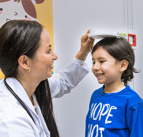 doctora midiendo estatura de nino