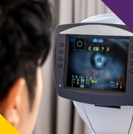 doctor realizando ecografia ocular