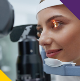 mujer haciendose tomografia ocular