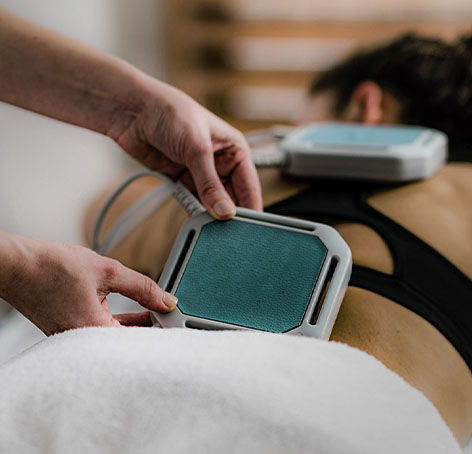 mujer recibiento magnetoterapia