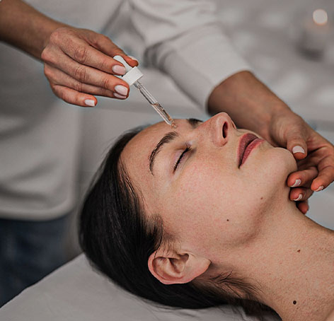 mujer recibiendo servicio de homeopatia