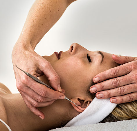mujer recibiendo auriculoterapia