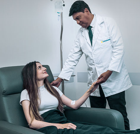 doctor realizando sueroterapia a paciente