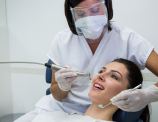 mujer en cita de odontología
