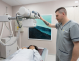doctor realizando procedimiento medico a paciente