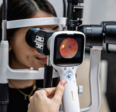 mujer recibiendo procedimiento con laser argon