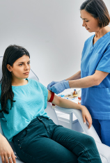 mujer en toma de muestras laboratorio