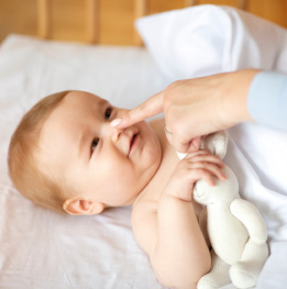mama tocando la nariz de bebe de 4 meses