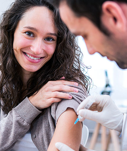 doctor aplicando vacuna a mujer