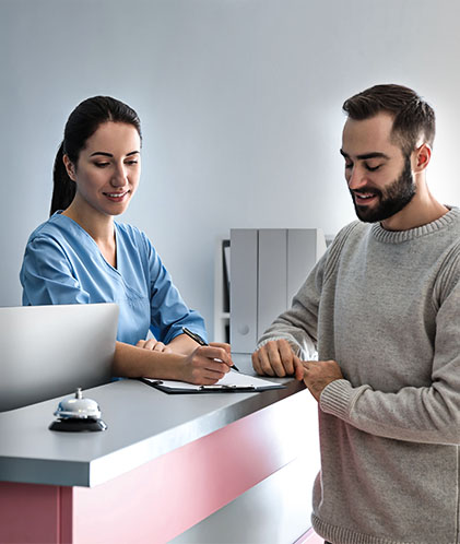 hombre solicitando chequeo medico a colaboradora de salud colsubsidio