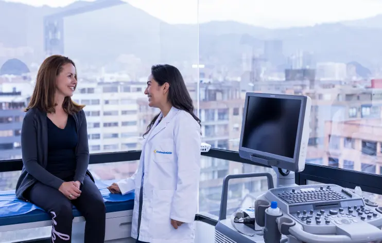 doctora del plan complementario se mira con paciente
