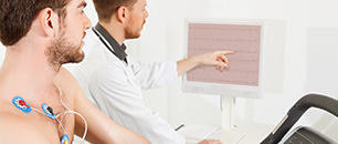 doctor realizando apoyo diagnostico a paciente
