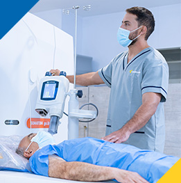 enfermero realizando apoyo diagnostico a paciente
