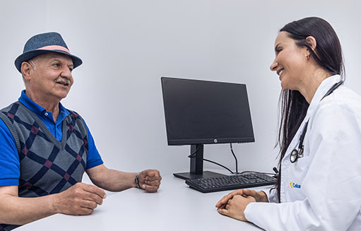 doctora atendiendo a hombre con sombrero