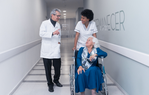paciente en silla de ruedas junto a doctor y enfermera