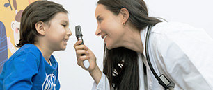doctora revisando ojos de nino