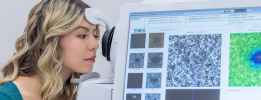 mujer haciendose examen visual donde corneologo