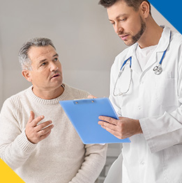 paciente con cancer genitourinario hablando con doctor