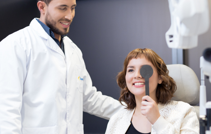 doctor haciendo examen de ojos a mujer
