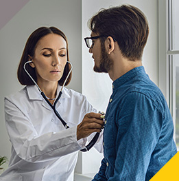 doctora realizandole un chequeo vital a paciente