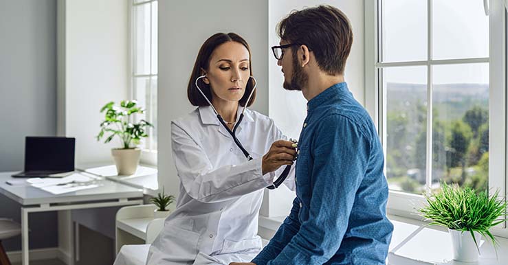 doctora usando estetoscopio en paciente