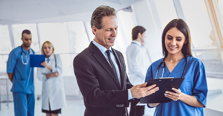 personal de salud colsubsidio analizando chequeos medicos