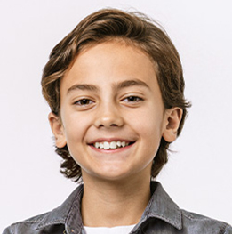 nino de cabello corto sonriendo