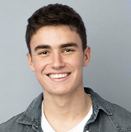 joven sonriendo