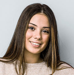 mujer joven sonriendo