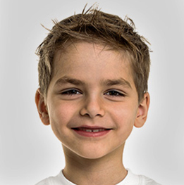 nino rubio sonriendo