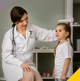 doctora realizandole un chiquichequeo a nina