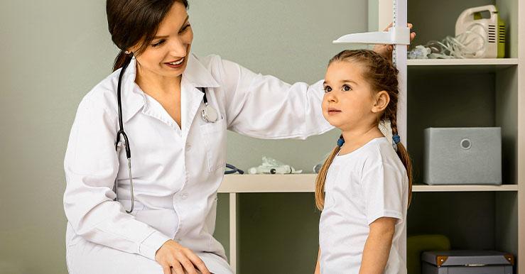 nina recibiendo chiquichequeo de doctora