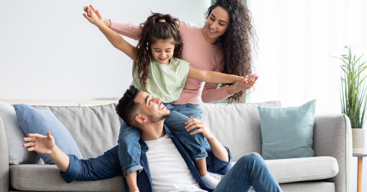 familia divirtiendose en su sala