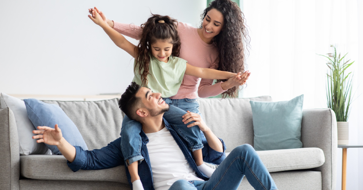 familia divirtiendose en su hogar