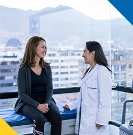 doctora junto a paciente en consulta